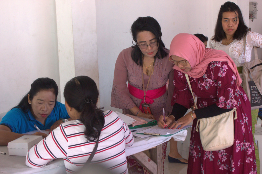 Kegiatan Pelayanan Pap Smear dan KB Keliling oleh DP2KBP3A Kabupaten Badung di Desa Dalung